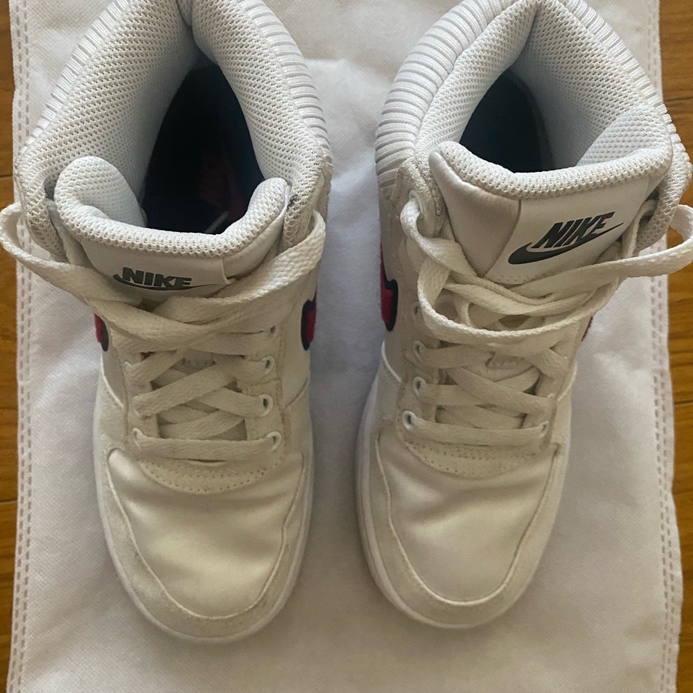 Nike sneaker in satin and suede with felt material in the swoosh